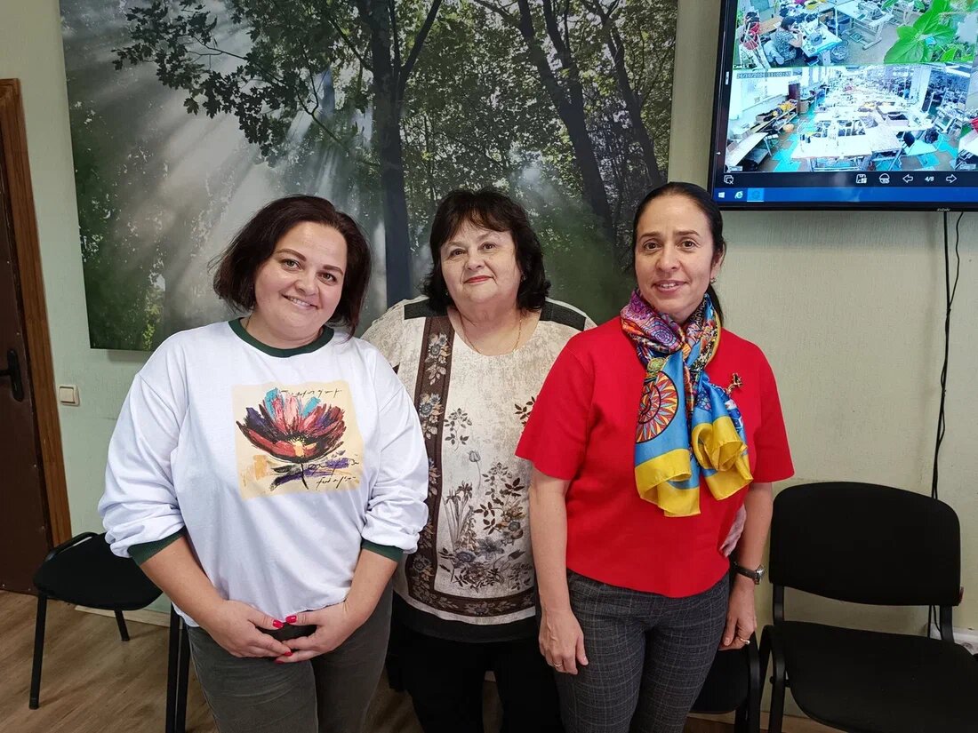 Поставщик ортопедического белья для женщин после мастэктомии - фабрика Valeria. С генеральным директором фабрики Епилиной Ириной Леонидовной и менеджером Мисаиловой Марией Александровной, менедером отдела продаж.