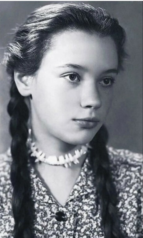 Елена - дочь Всеволода Санаева.