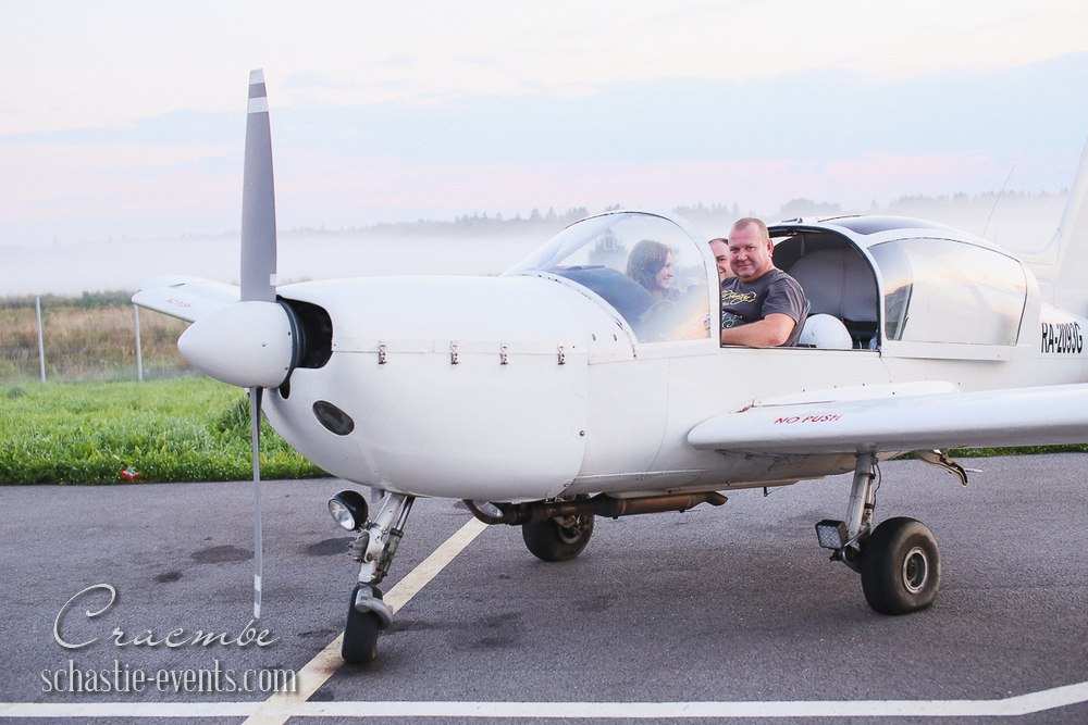 Полет на самолете, как вариант, что подарить на 23 февраля папе