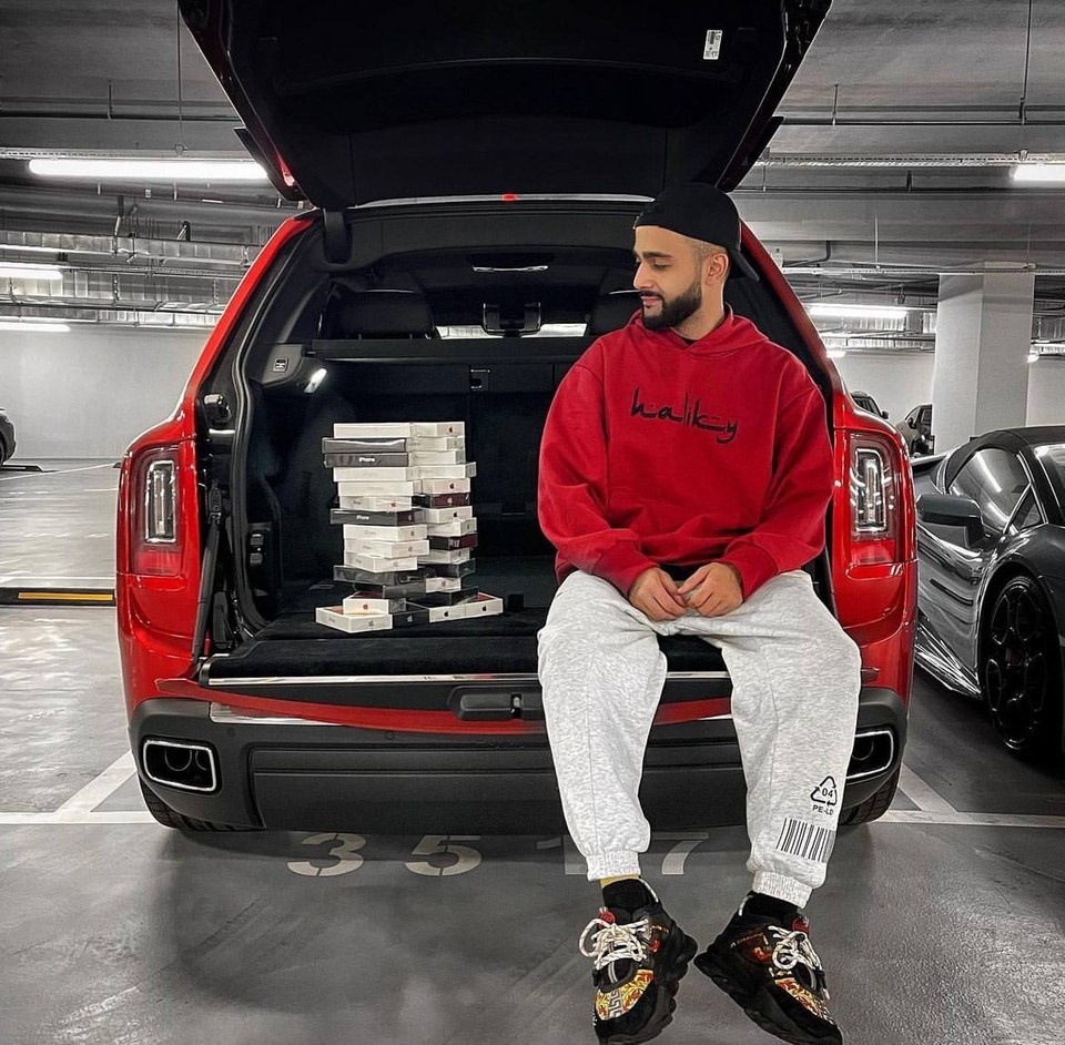    Блогер и сам часто разыгрывал автомобили и дорогие подарки. Фото: личная страница Гусейна Гасанова в соцсетях.