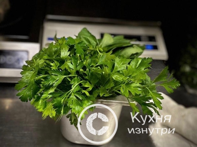 Теперь зелень у меня хранится дольше. Рассказываю, какие добавки использую на кухне