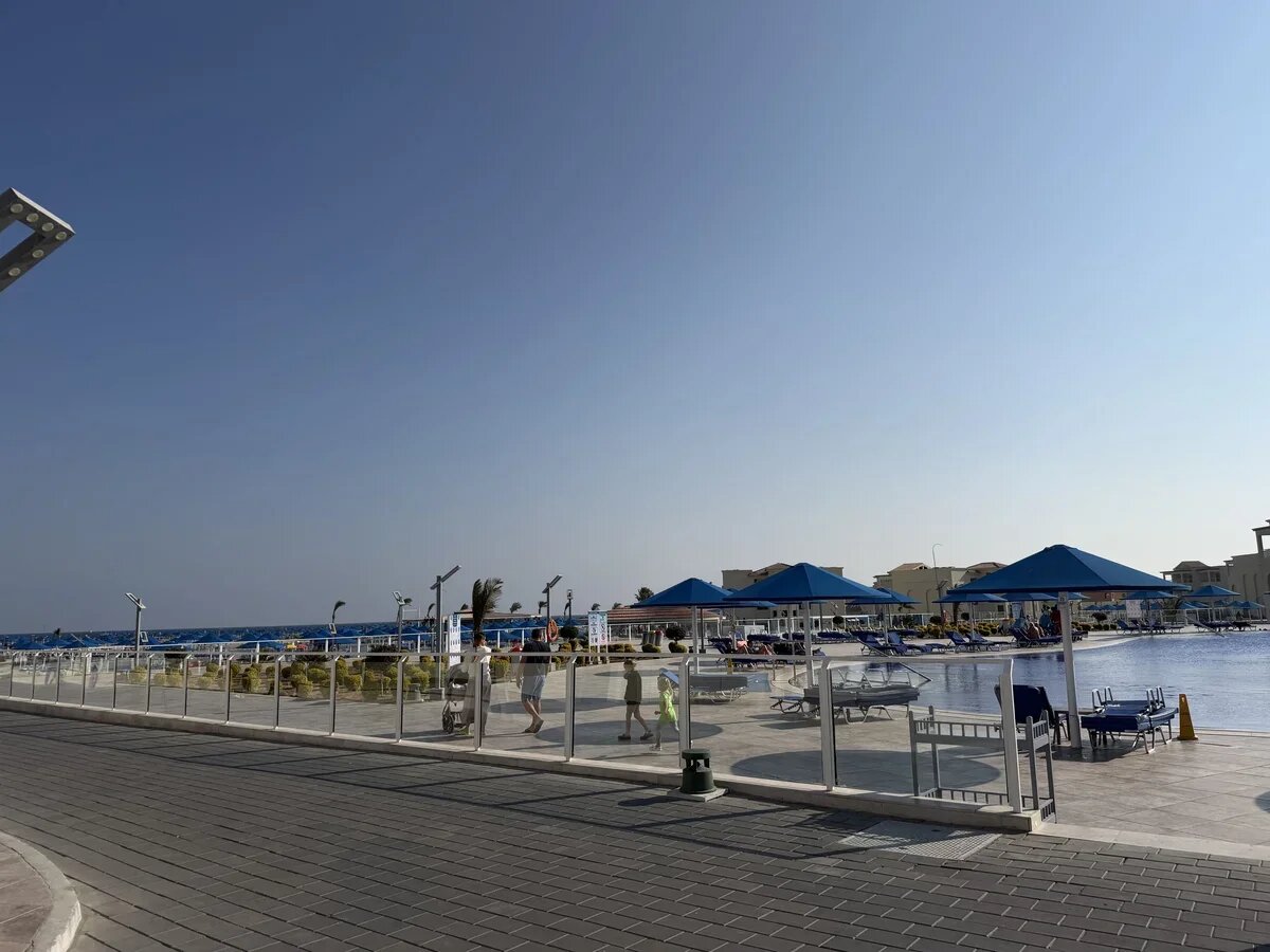    Стеклянные заборчики окружают бассейны, чтобы защитить отдыхающих от ветра. Albatros Makadi Resort - 24 HRS All Inclusive 5* в Хургаде, Египет. Фото: АТОР