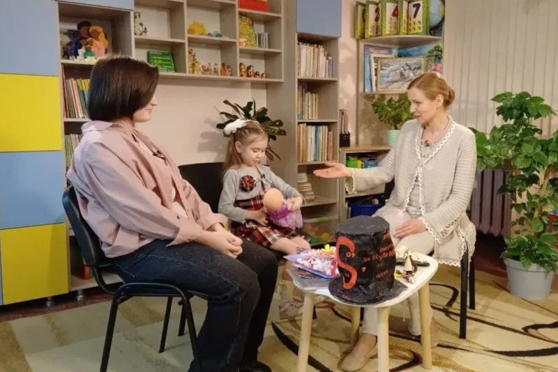    Ведущая Елена Кизякова в гостях в Камышинском социально-реабилитационном центре для несовершеннолетних (фото: ГКСУ СО «Камышинский СРЦ»)