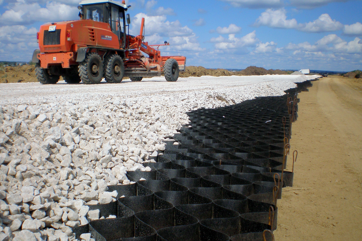 Строительство дороги с использованием георешётки, щебня и песка