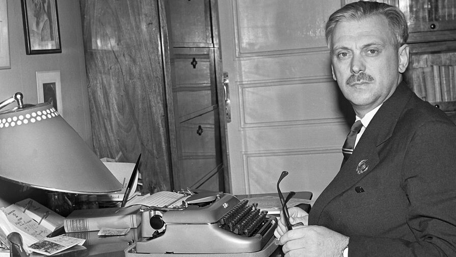 Сергей Михалков за работой. Источник: Яндекс картинки