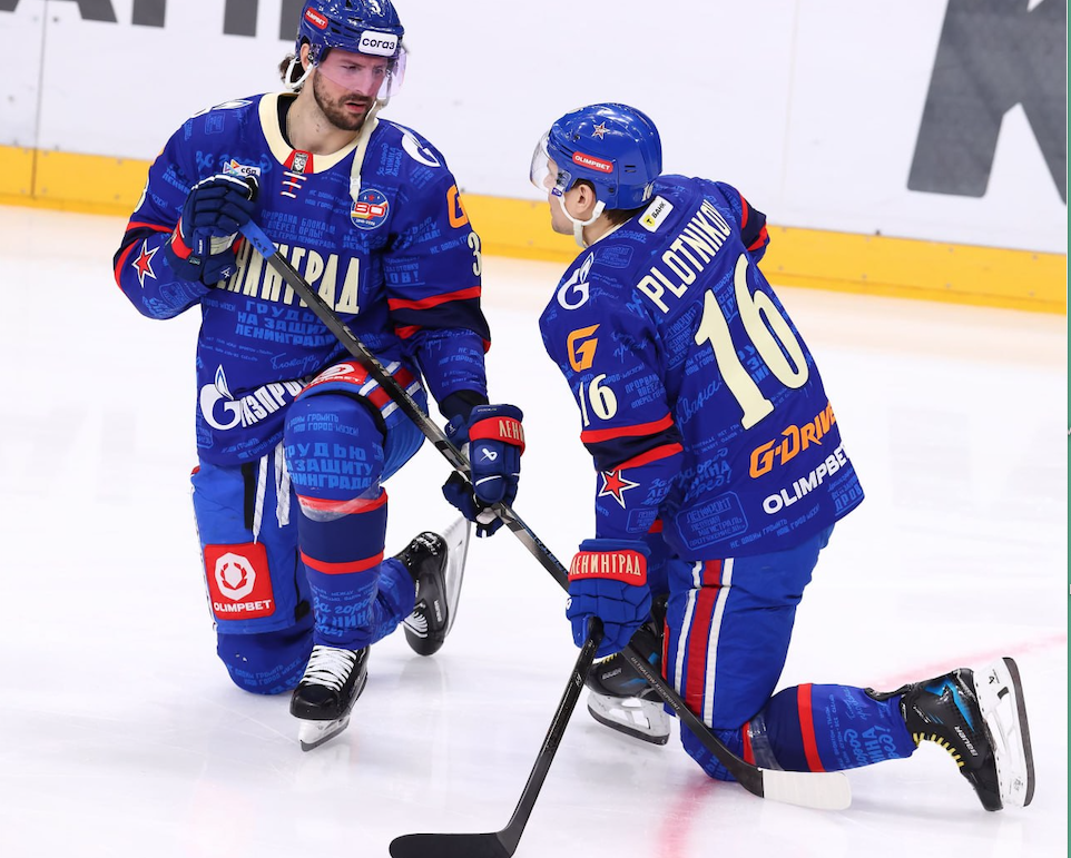 Ветеранам армейского клуба - защитнику Андрею Педану и форварду Сергею Плотникову - есть что обсудить. Фото: КХЛ 