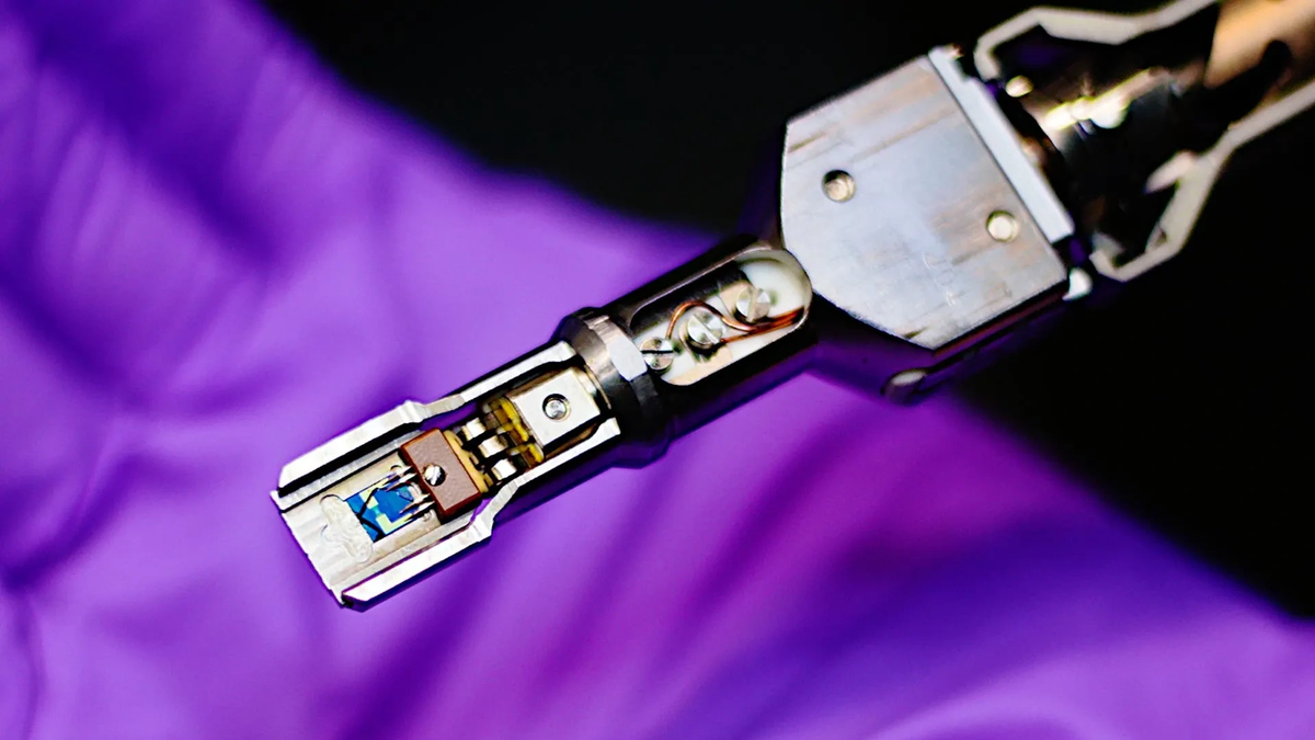    Нагревательный столик и чип Protochips Fusion, используемые в электрическом модуле Nion, позволили ученым проводить контролируемые высокотемпературные исследования в вакууме микроскопа.