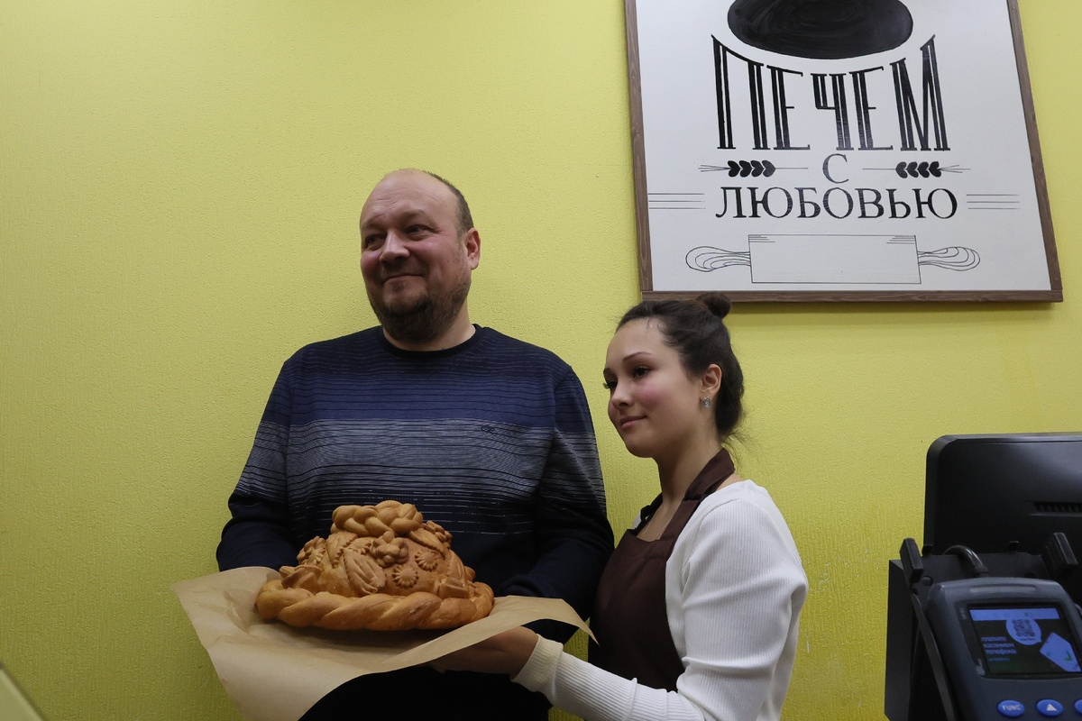 Автор фото: Алексей Белкин/NEWS.ru/ТАСС. Директор подмосковной пекарни "Машенька Денис Максимов (слева).