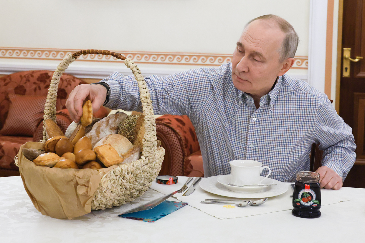 Автор фото: Михаил Метцель / пресс-служба президента РФ / ТАСС. Президент России Владимир Путин пробует выпечку из подмосковной пекарни "Машенька", хозяин которой обратился к главе государства в эфире "Итогов года". 