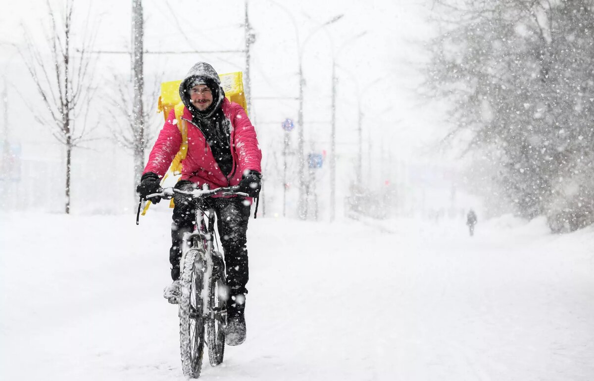 Сложности работы курьера – в любую погоду он должен доставить заказ, фото для иллюстрации
© Sputnik / Александр Кряжев
