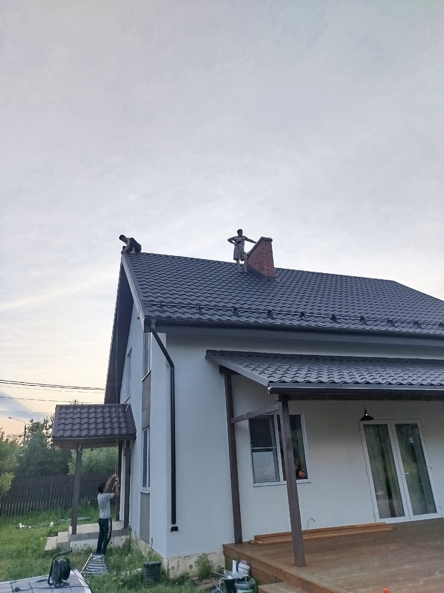 Подача материалов на крышу. Монтаж дымника