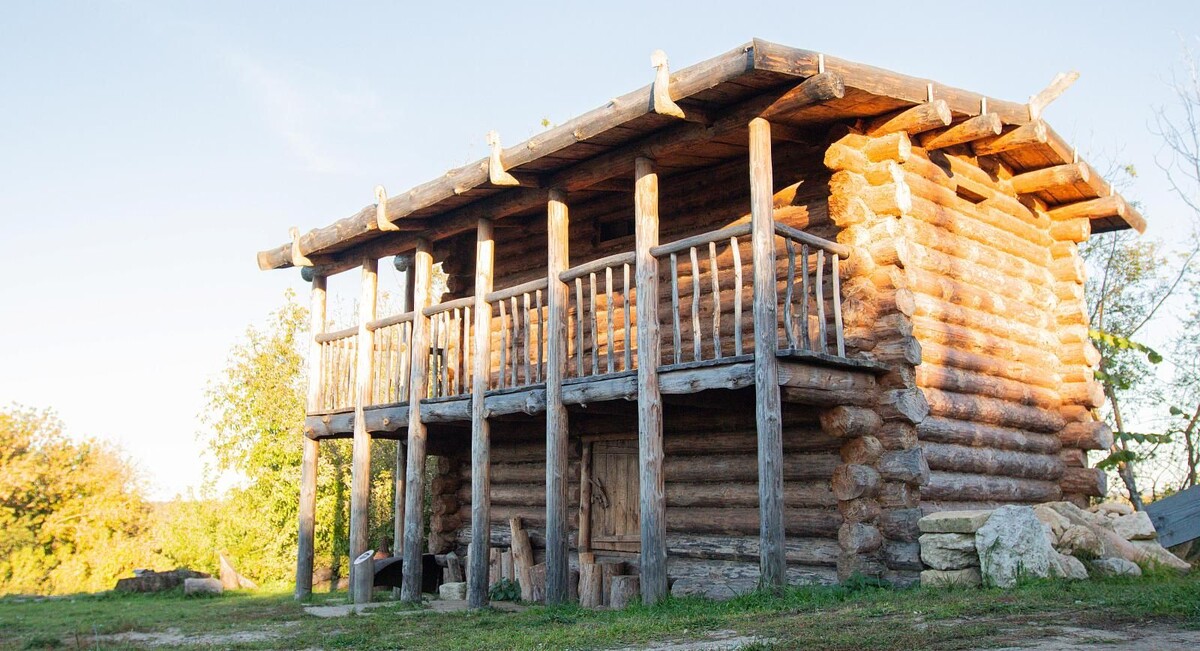 Не так давно была открыта изба Ильи Муромца! Правда, реконструкция, но всё же даже это вызывает уважение! Фото взял отсюда: https://vladimirtravel.ru/attractions/izba-ili-muromtsa/