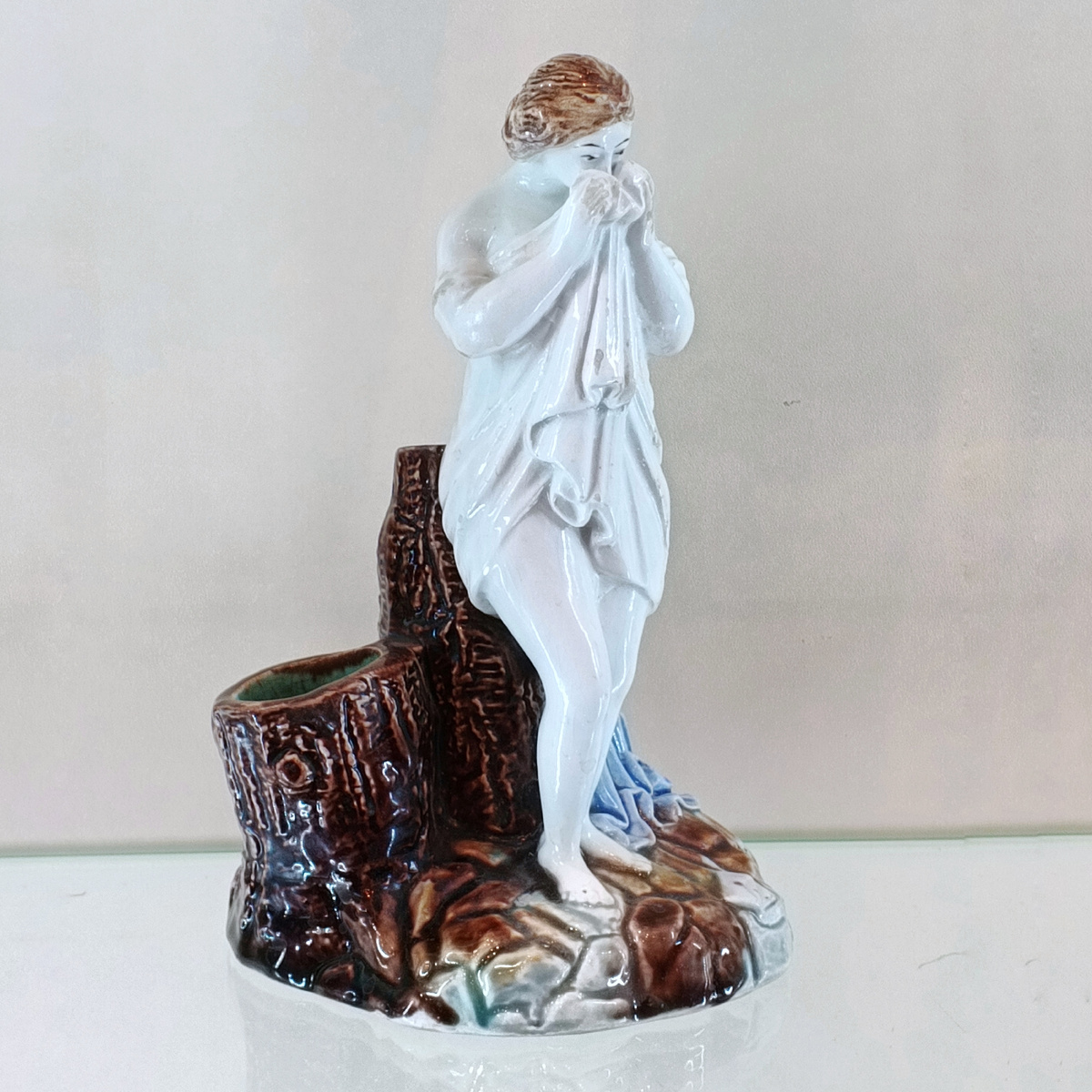 Карандашница "Купальщица вытирает лицо", М.С. Кузнецов, конец XIX в.. Размеры: 17х11 см. Состояние отличное