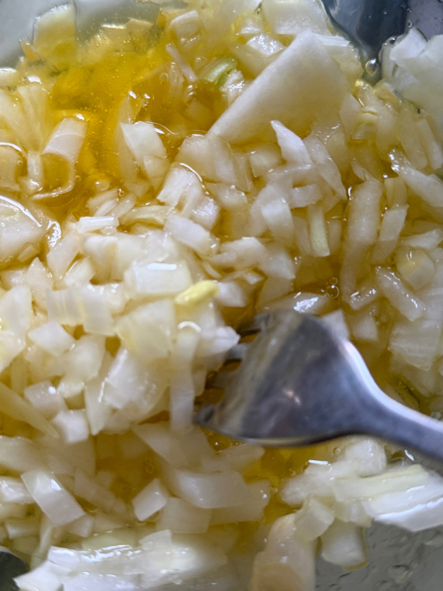 Лук с нерафинированный подсолнечным маслом