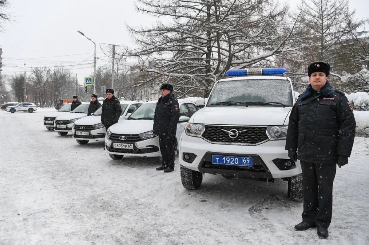    Виталий Королев вручил 13 новых автомобилей полиции Тверской области