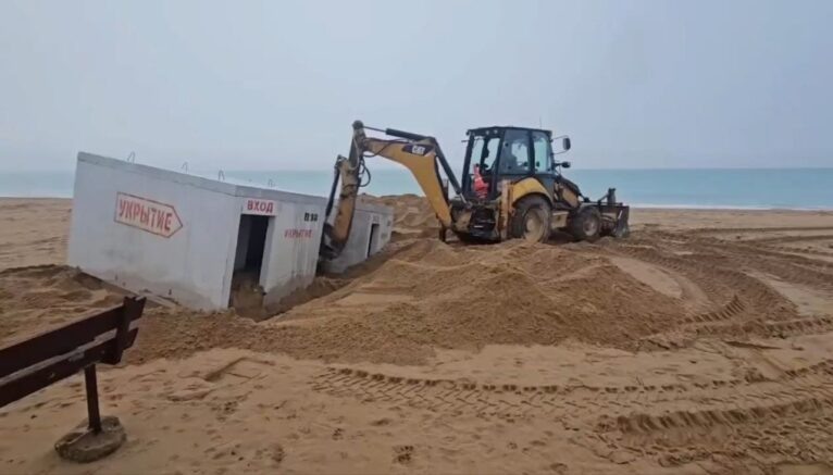 Установленные на пляже в Севастополе укрытия “ушли” в песок