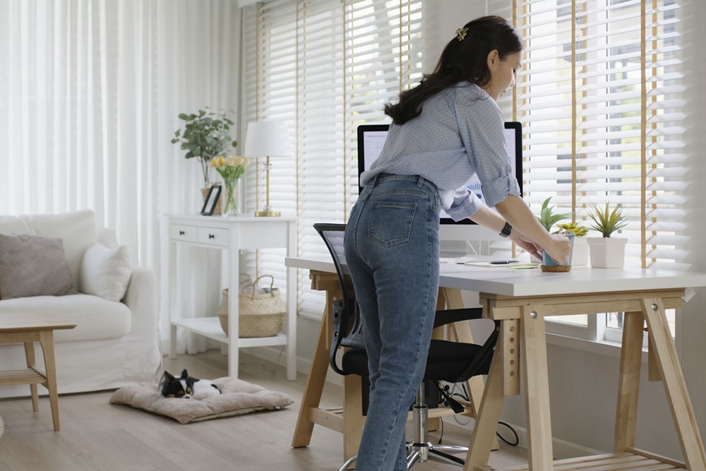    Продуманный домашний офис начинается с зонирования, правильного выбора стула и стола, грамотного освещения и систем хранения, чтобы работать было удобно, безопасно и продуктивно. / iStock