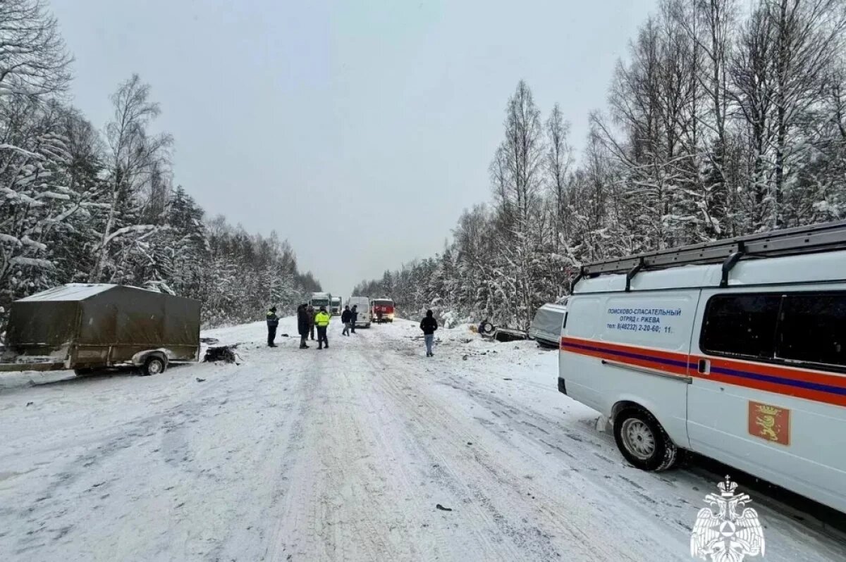    Спасатели ликвидируют последствия массового ДТП на М-9 в Тверской области