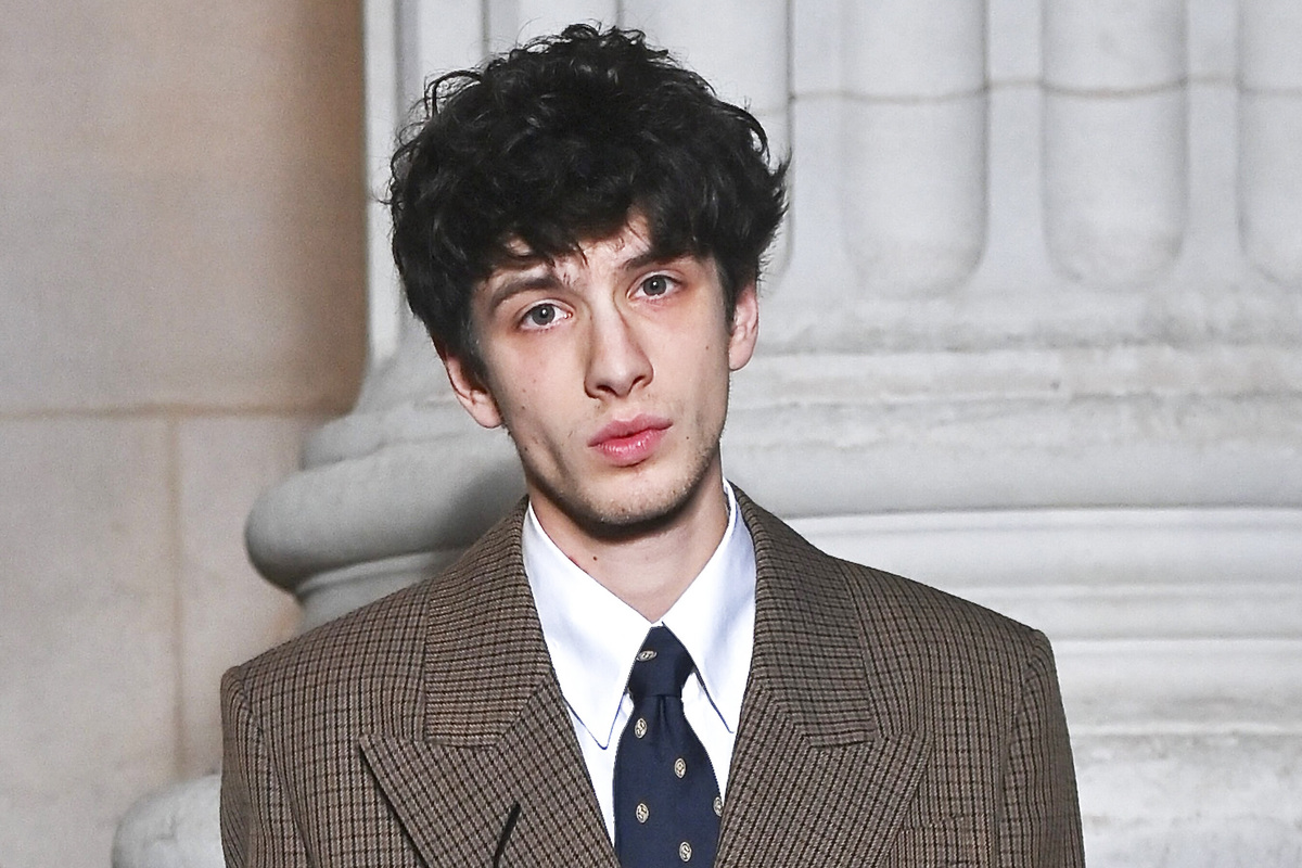     Марк Эйдельштейн в стильном костюме оверсайз появился на показе Saint Laurent на Неделе моды в Париже - 9 фото