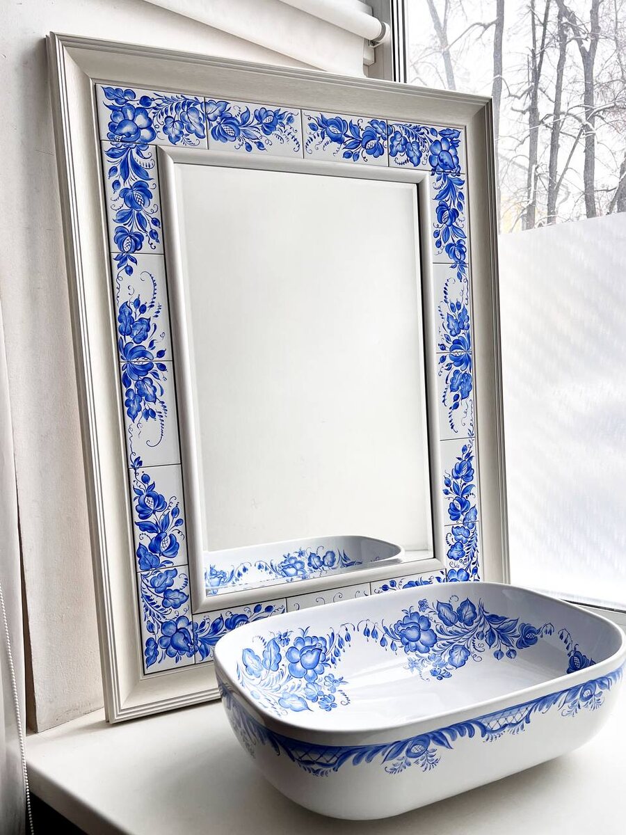 Зеркало общим размером 90 на 70 см. Высокотемпературный обжиг, рисунок нестираем