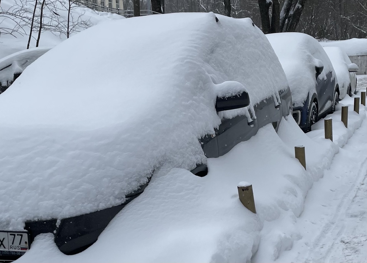 Машины у подъезда