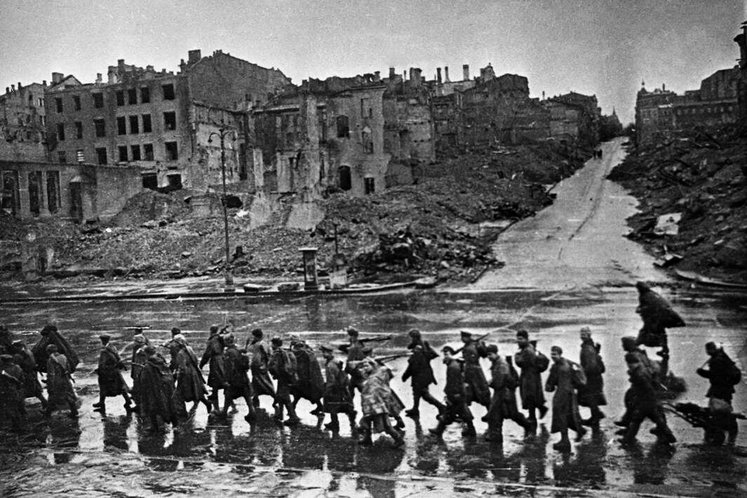 Советские войска проходят по Крещатику. Ноябрь 1943 года. Фото: РИА Новости/Аркадий Шайхет