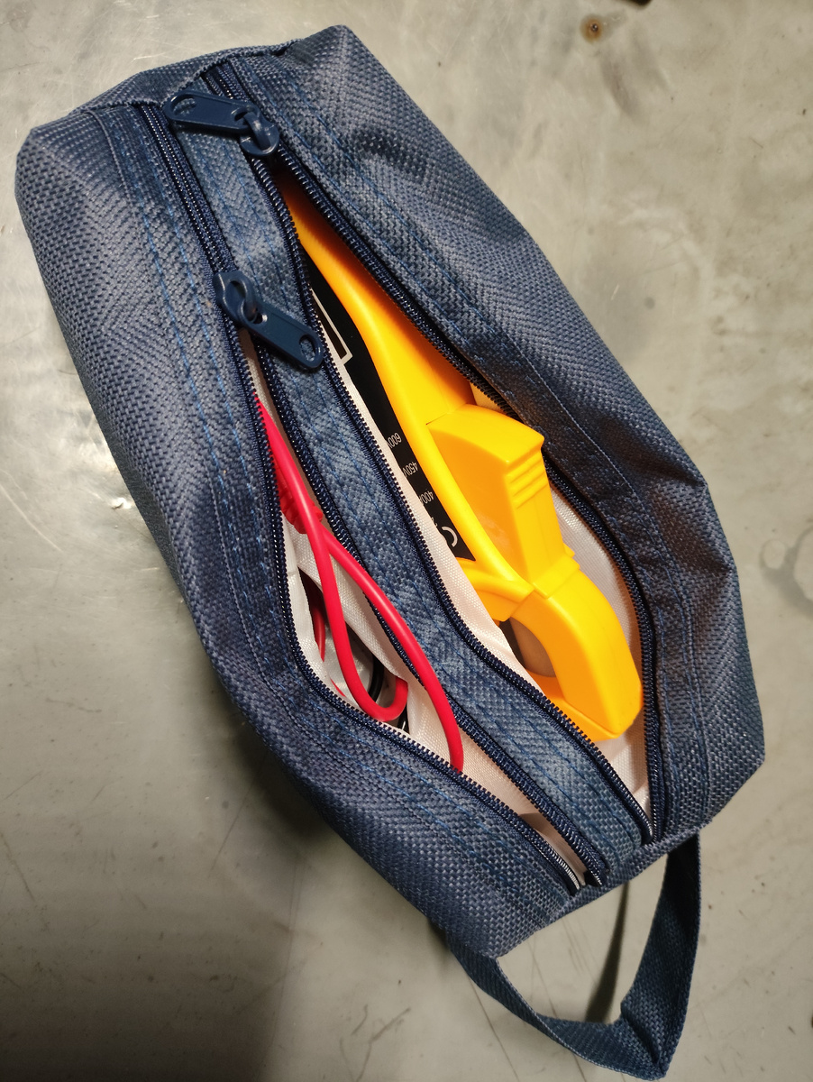 Прибор легко помещается в школьный пенал