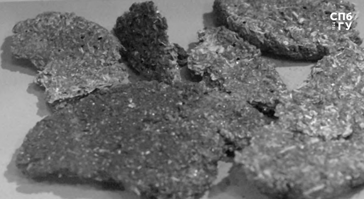 Лепешки из лебеды и отрубей, жаренные на машинном масле