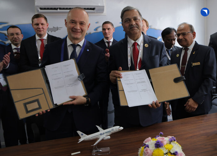 Генеральный директор ПАО «ОАК» Вадим Бадеха и председатель корпорации HAL доктор Д.К. Сунил подписали договор о совместной деятельности / фото: пресс-служба ОАК 