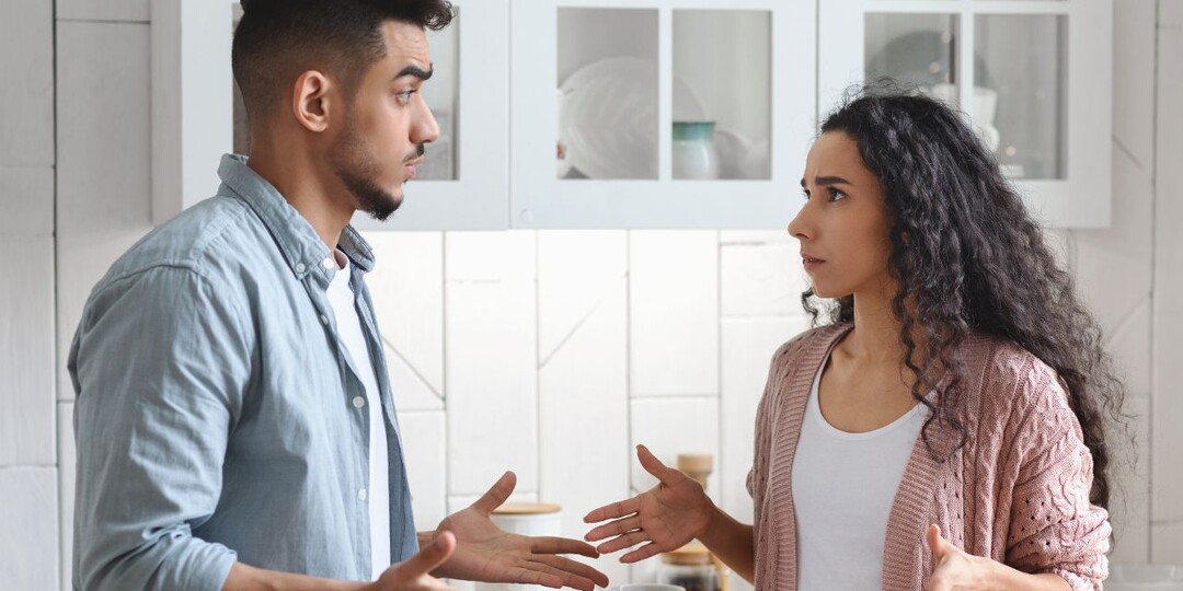 – Я просто помог соседке поднять чемодан на этаж? – муж отводит глаза