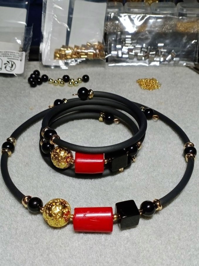 Чокер мемори с Кораллом, Черным Агатом, Вулканической Лавой с золотистым покрытием от Азимут Декор.