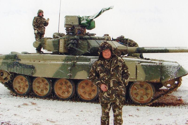    УВЗ. Николай Молодняков на фоне Т-90