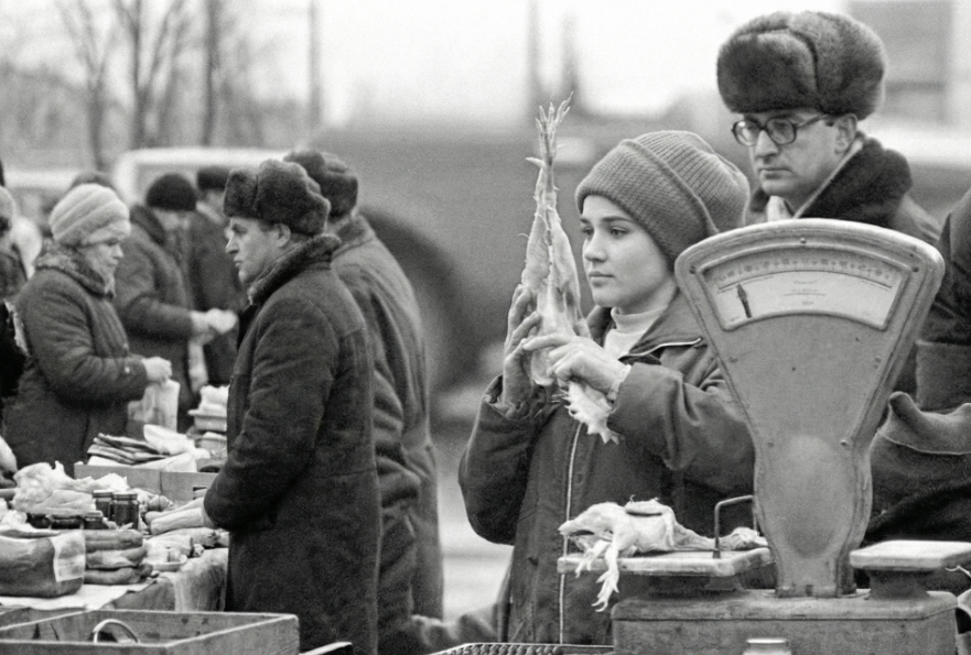 Картинка, знакомая каждому жителю РСФСР: деньги есть, а купить нечего