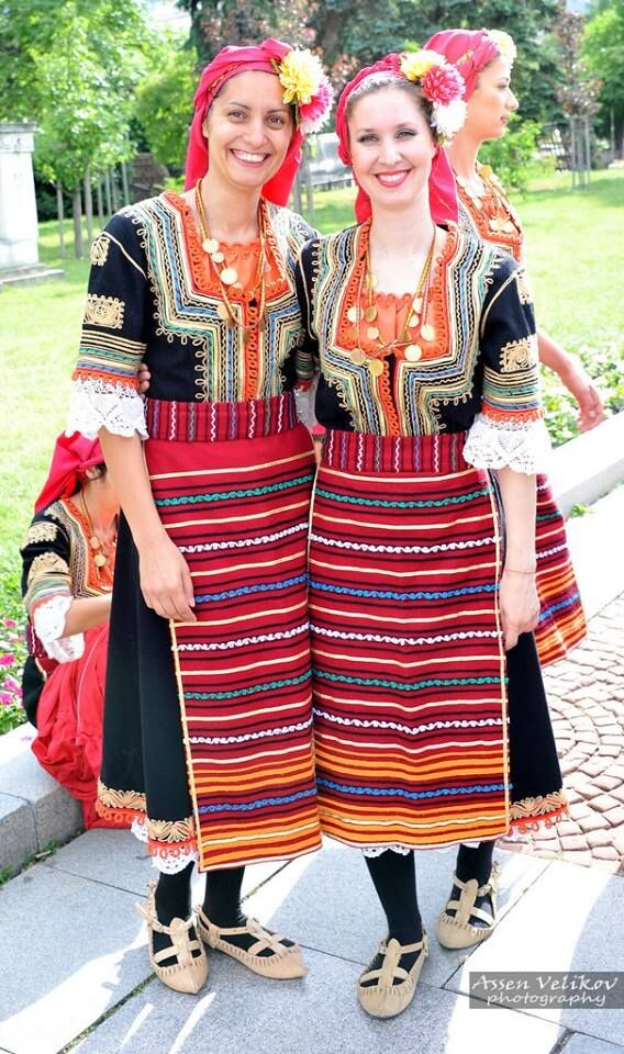 Девушки в национальных костюмах.