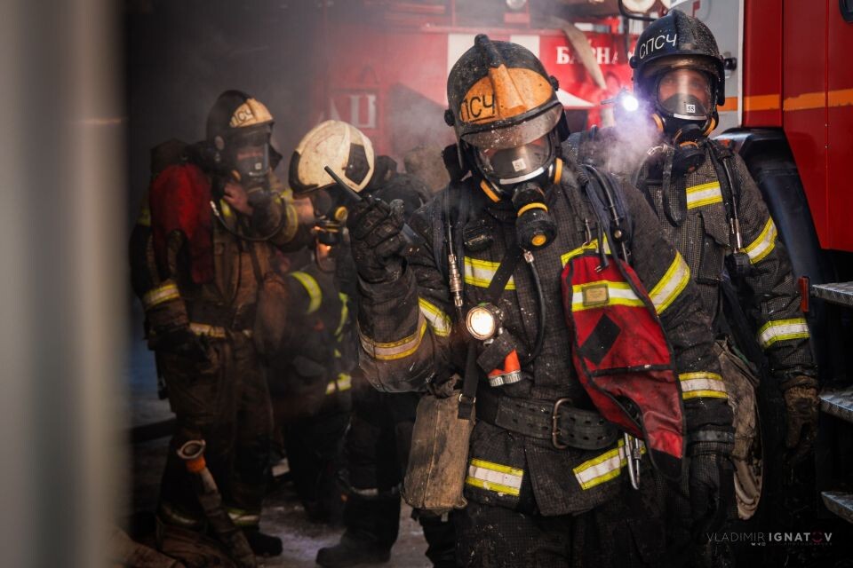    Пожар в гаражном комплексе на ул. Взлетной в Барнауле . Источник: Владимир Игнатов, vk.com/pso_barnaul