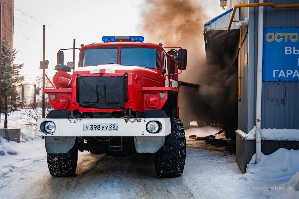    Пожар в гаражном комплексе на ул. Взлетной в Барнауле . Источник: Владимир Игнатов, vk.com/pso_barnaul
