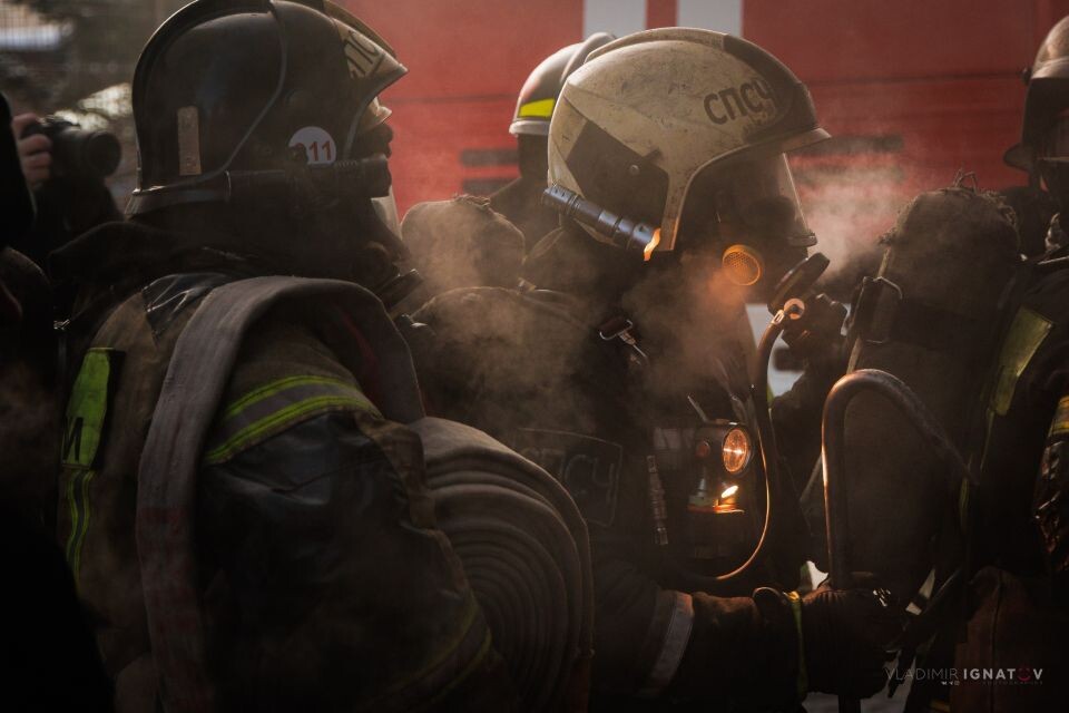    Пожар в гаражном комплексе на ул. Взлетной в Барнауле . Источник: Владимир Игнатов, vk.com/pso_barnaul