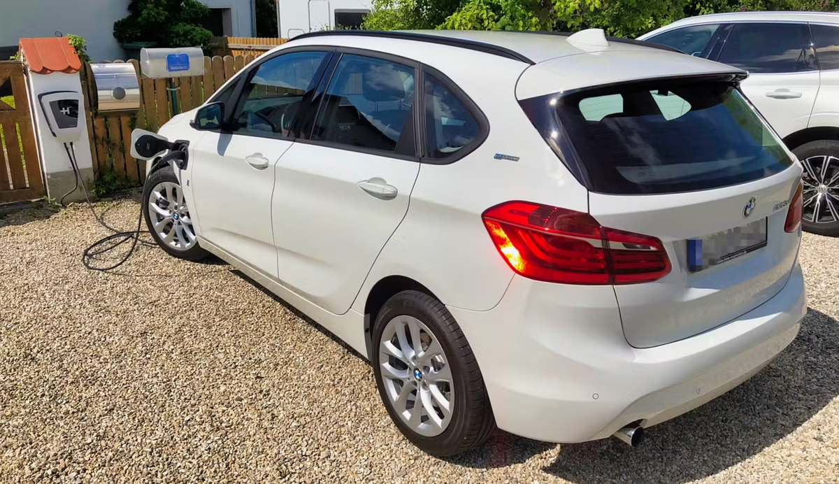 Этот подключаемый гибрид BMW 225xe F45 дебютировал на рынке в 2015 году