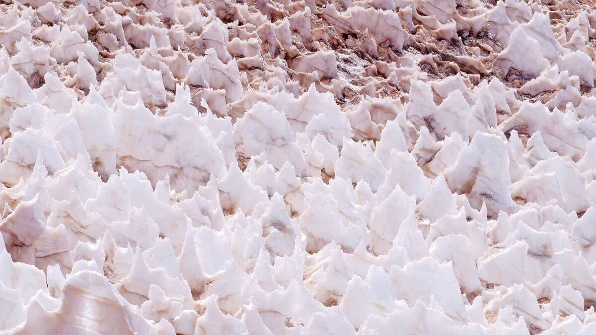     Фото: reisegraf.ch/Shutterstock/FOTODOM Ученые выяснили, что снежные фигуры формируются под действием солнца