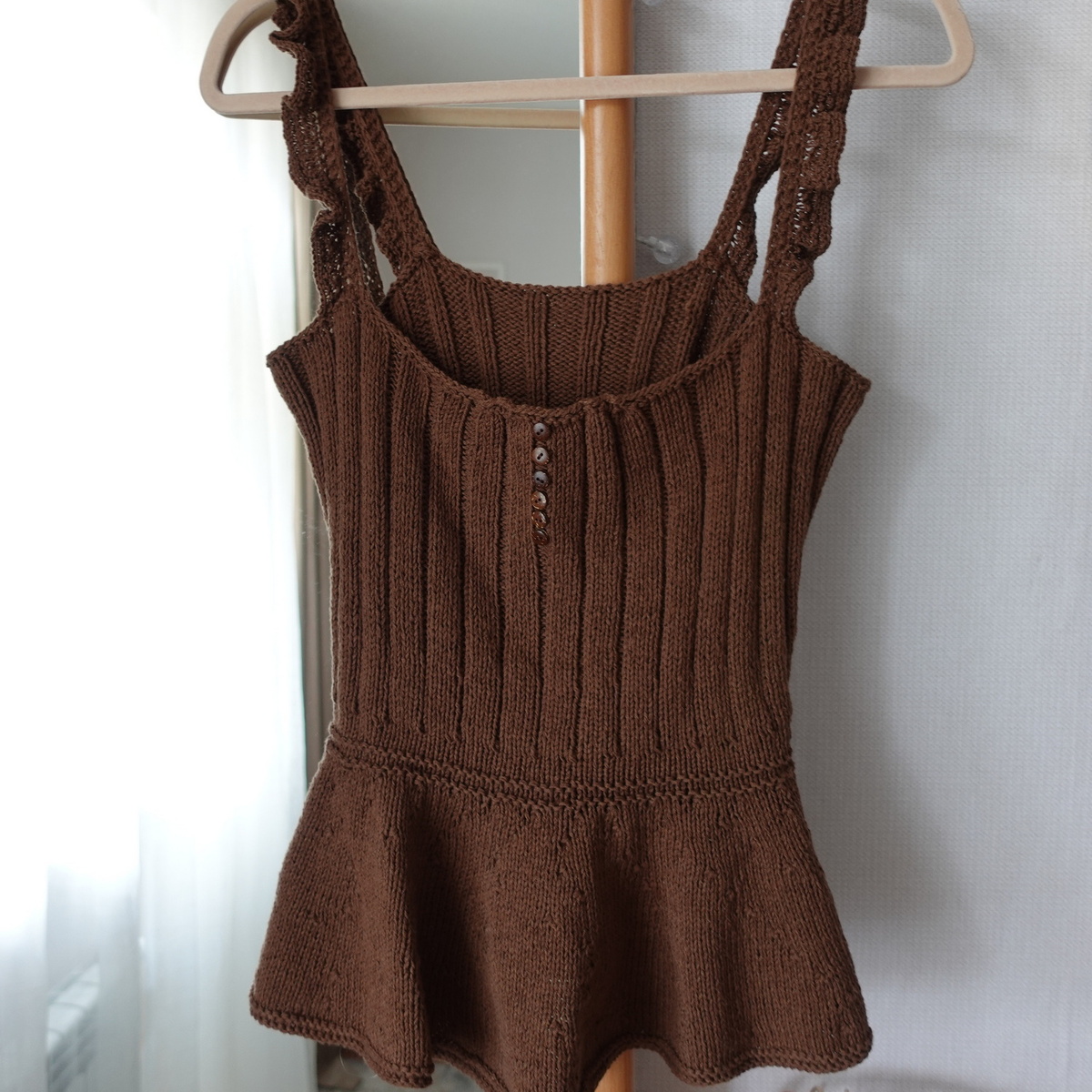 Топ с баской спицами