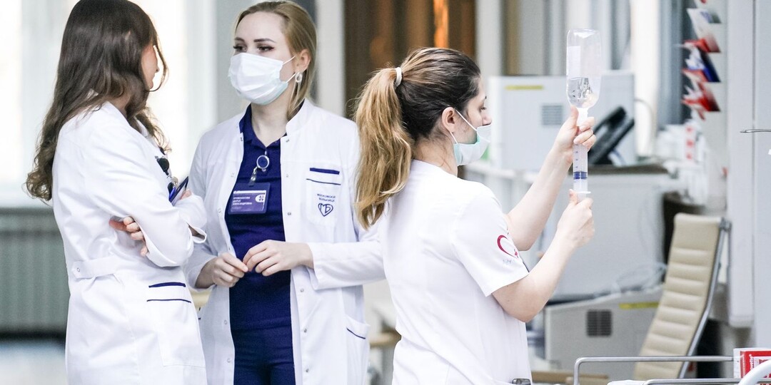 Зарплаты врачей в системе ОМС за год выросли в среднем до 147 тыс. рублей