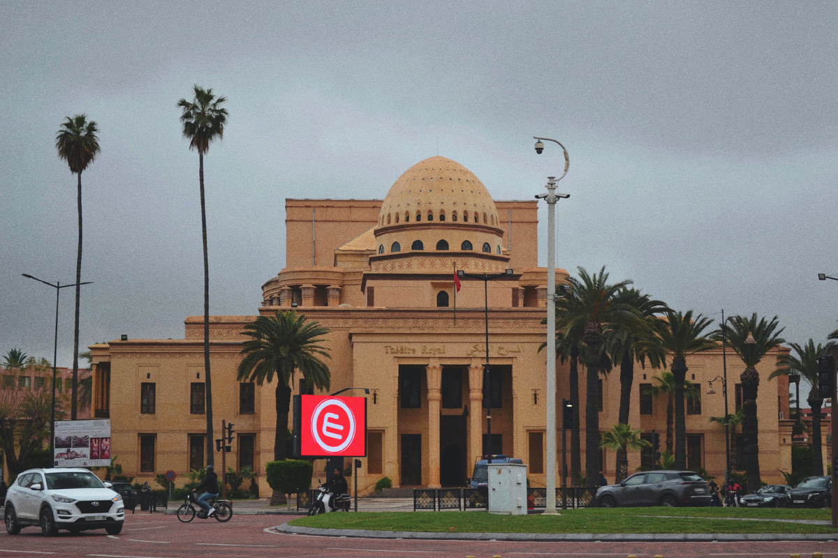 Королевский театр напротив жд вокзала.