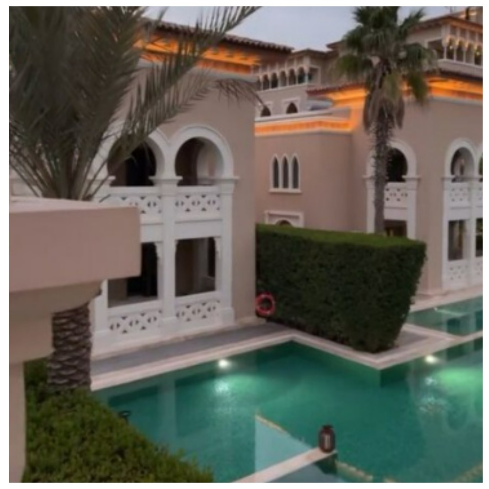 Каждая вилла - как отдельная сцена, где разыгрывается спектакль под названием «успешная жизнь»