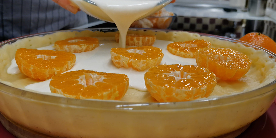 В зимний сезон мандариновый пирог у меня самый ходовой. Аромат стоит на весь дом и рецепт простейший, приготовит кто угодно