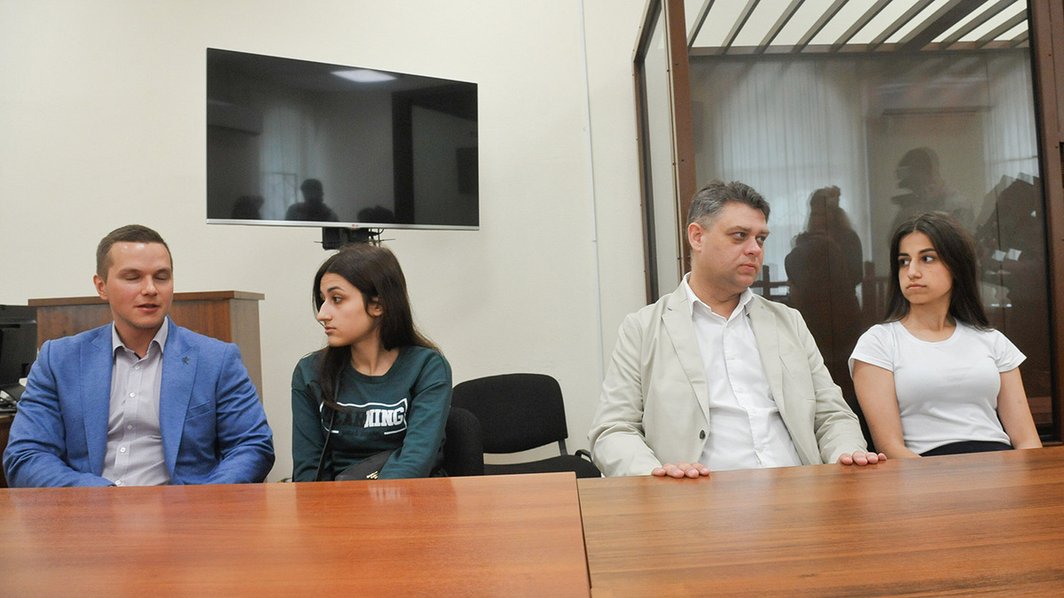   Александр Авилов / Агентство «Москва»- Архивное фото. Сестры Хачатурян Ангелина (справа) и Крестина(вторая слева)