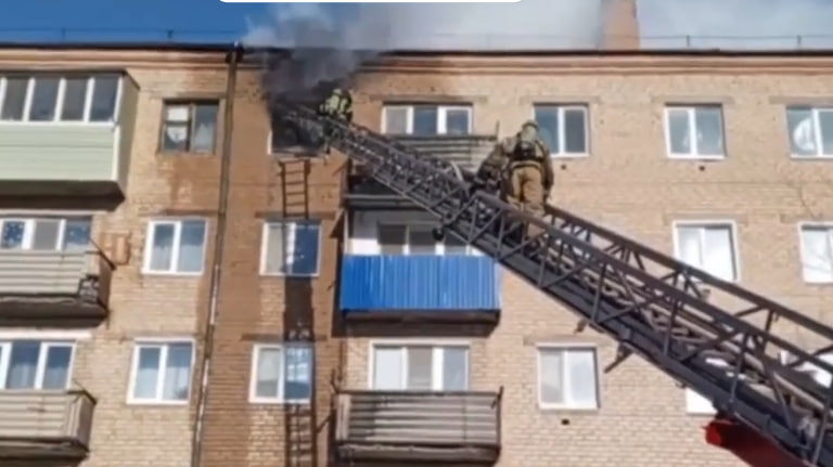    Восьмилетнего ребенка спасли во время пожара в многоэтажке в Оренбургской области