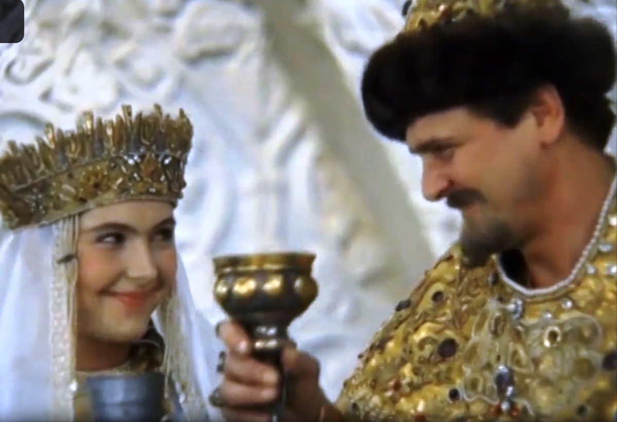 Скриншот автора. Здесь рюмочки прямо-таки гигантских размеров! "Иван Васильевич меняет профессию".