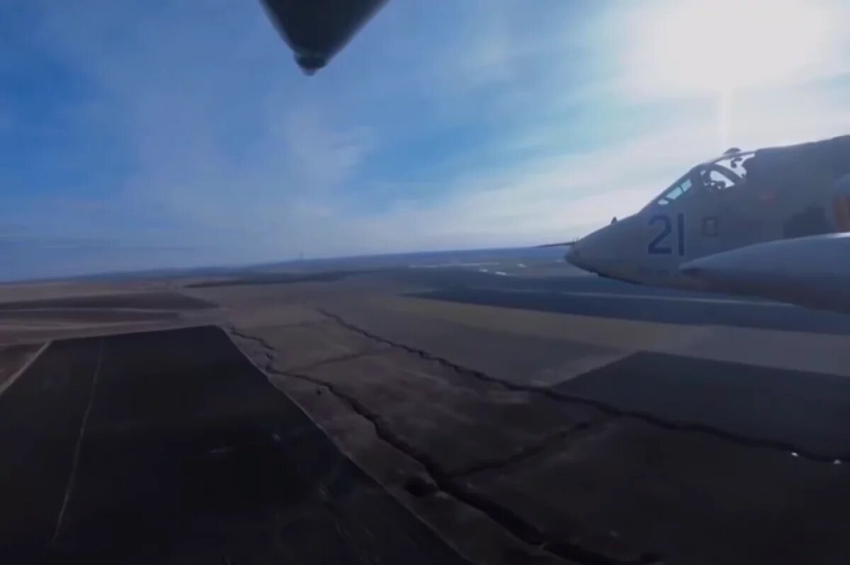    В Сети появились кадры уничтожения Су-25 ВСУ в небе над ДНР