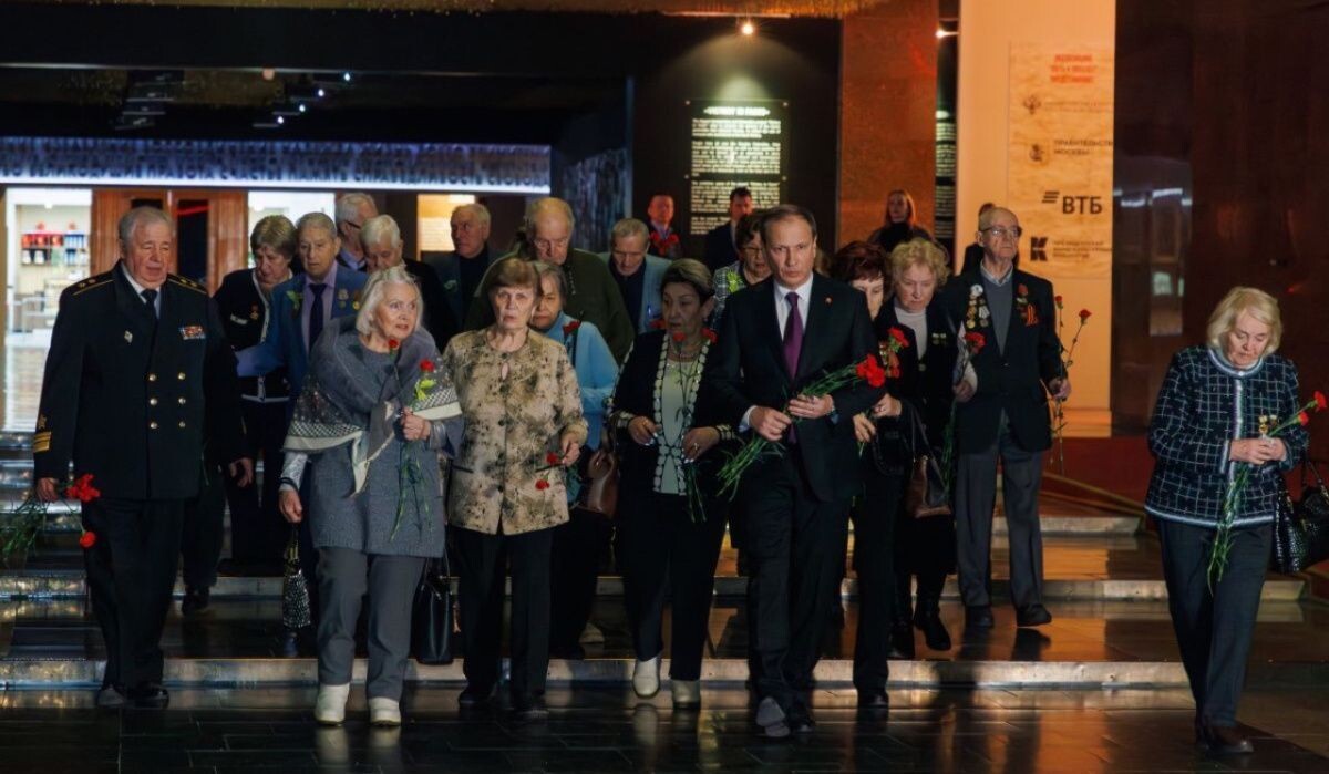     Директор Музея Победы Александр Школьник вместе с ветеранами-блокадниками. Источник: Архив Музея Победы Автор фото: Вячеслав Лугвов