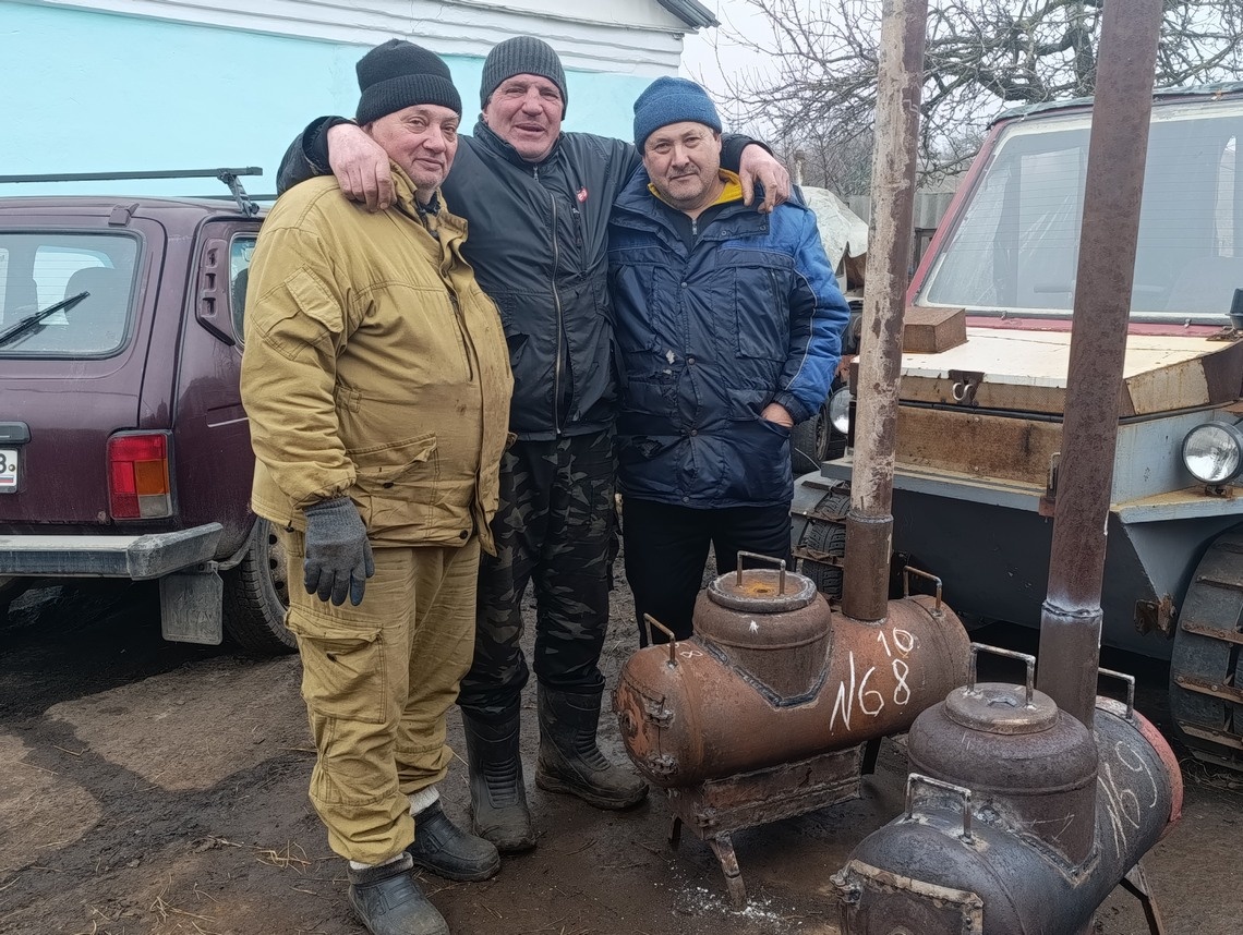 Осень 2025 года. Вот и еще две печки готовы к отправке в зону специальной военной операции. Буржуйки не подведут, уверены хворостянские умельцы Сергей Куликов, Виктор Невейкин и Александр Иноземцев.
